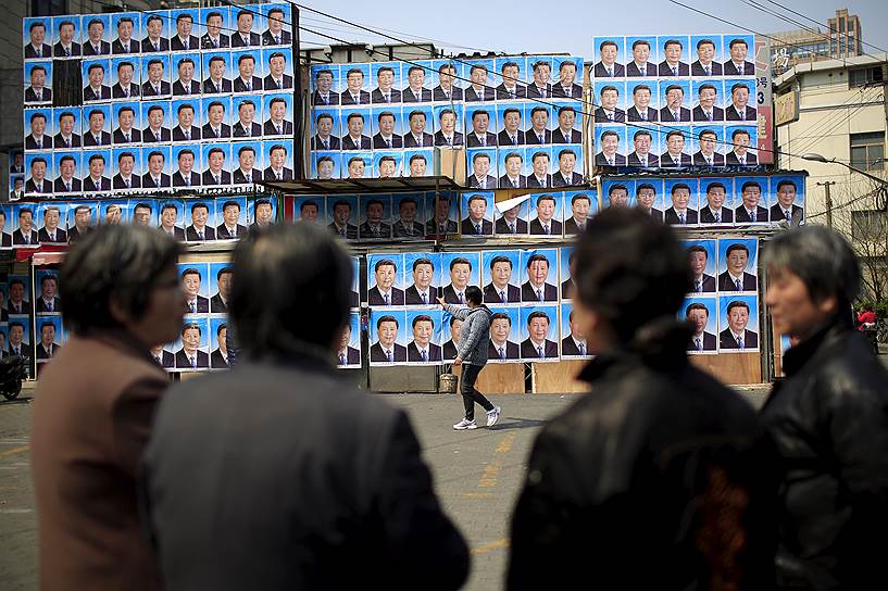 Будучи генсеком Компартии Китая с 2012 года, Си Цзиньпин (на плакатах) сумел в значительной степени консолидировать власть в своих руках
