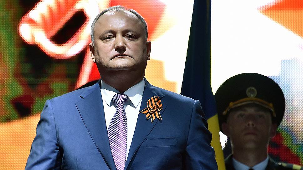 Лишенный полномочий президент Молдавии пошел в наступление