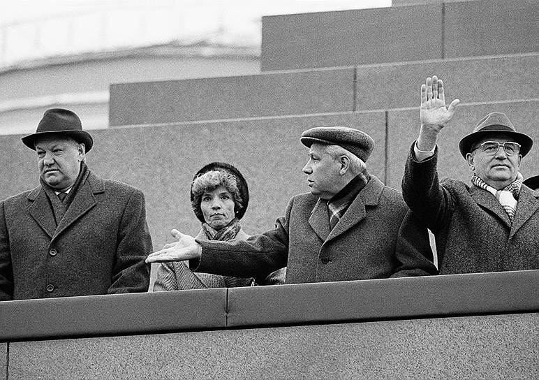В ноябре 1987 года Борис Ельцин и Михаил Горбачев последний раз вместе поднялись на трибуну Мавзолея (между ними Анатолий Лукьянов и Александра Бирюкова)