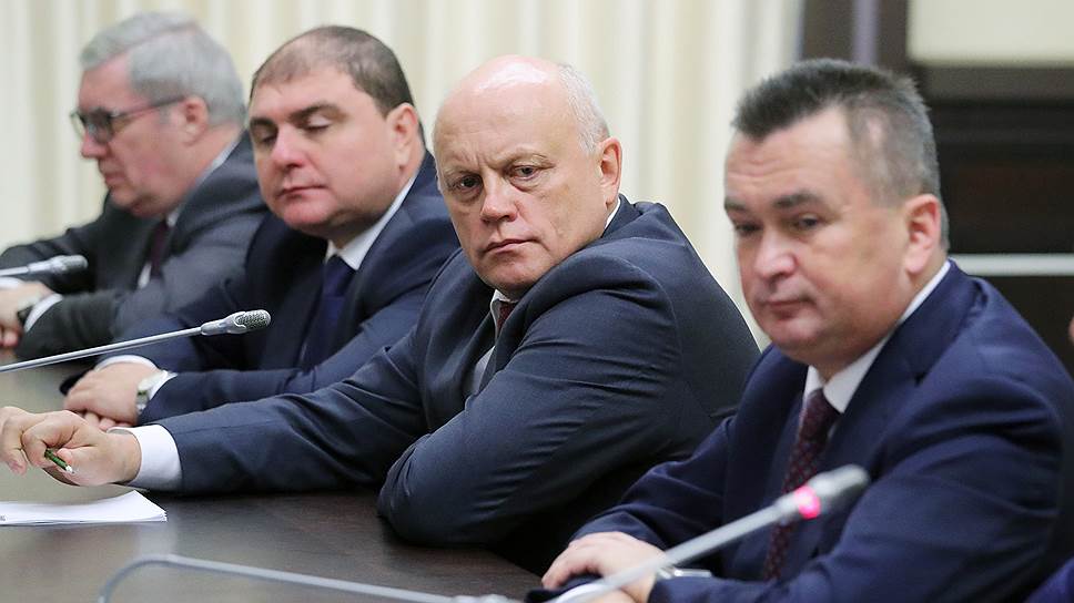 Владимир Путин попросил ушедших губернаторов помогать новичкам