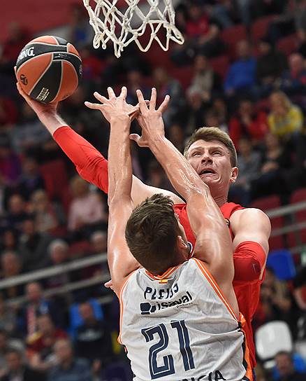 Несмотря на упорное сопротивление «Валенсии», баскетболисты ЦСКА (с мячом Андрей Воронцевич) разгромили испанский клуб с разницей 27 очков