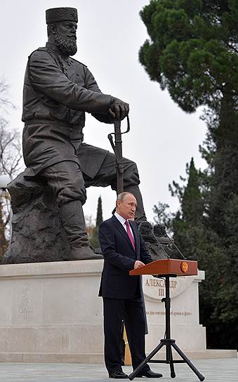 Владимир Путин появился на открытии памятника не раньше, чем надо. Но главное — не позже