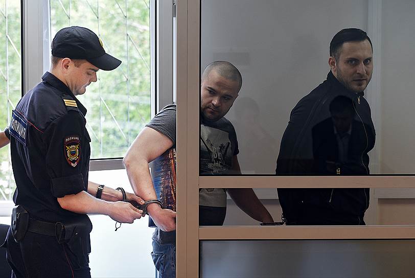 Защите Карена Краюхина (в центре) и Влада Новикова (справа) удалось добиться вызова в суд свидетеля, на показания которого адвокаты серьезно рассчитывают