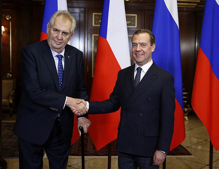 Президент Чехии Милош Земан (слева) и премьер-министр России Дмитрий Медведев 