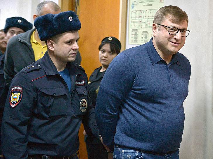 Дмитрий Михальченко (справа) выразил в суде готовность признать вину, если будет смягчена квалификация его обвинения