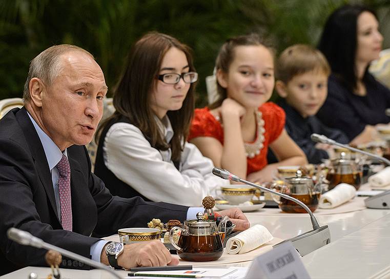 Владимир Путин пришел к детям как спаситель: они уже почти совсем засыпали и вдруг проснулись