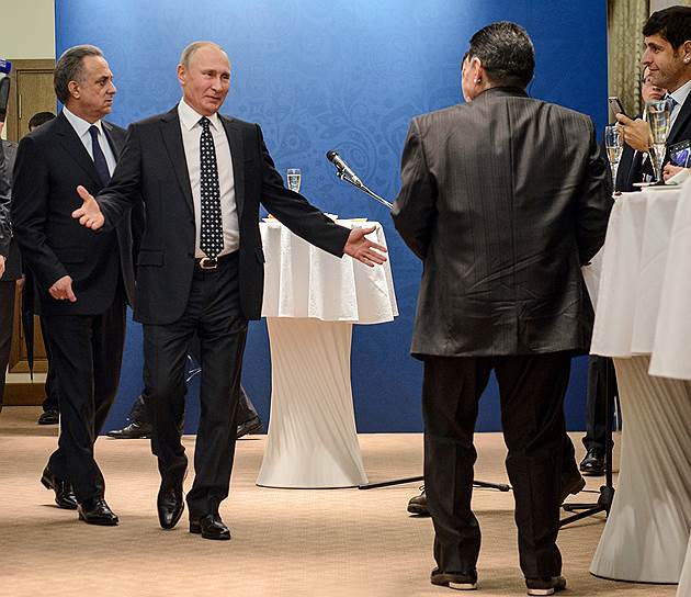Заместитель председателя правительства России Виталий Мутко (слева), президент России Владимир Путин (в центре) и аргентинский футболист Диего Марадона (справа)
