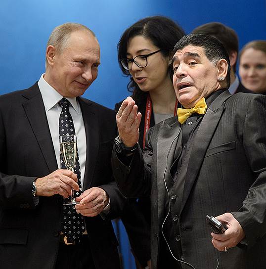 Президент России Владимир Путин (слева) и аргентинский футболист Диего Марадона (справа)