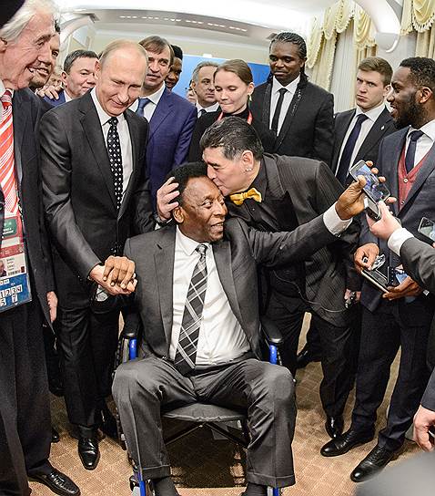 Президент России Владимир Путин, как только сфотографировался с легендами футбола, начал против своего обыкновения торопить их на мероприятие