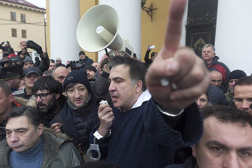 За несколько часов из узника совести Михаил Саакашвили превратился в революционера, собирающего митинг под стенами Рады