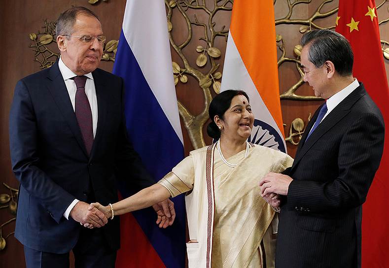 На переговорах с коллегами из Индии и Китая глава МИД РФ Сергей Лавров попытался выступить посредником между Дели и Пекином