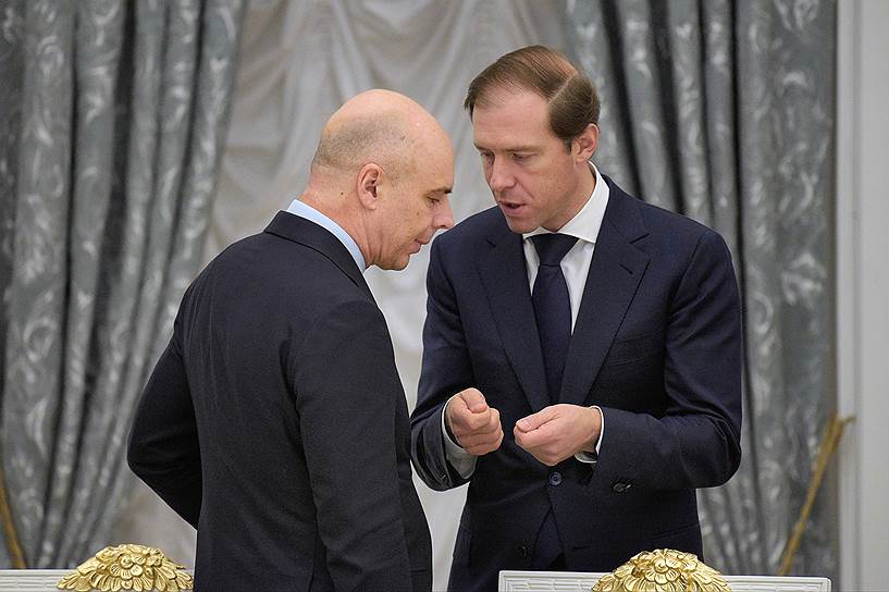 Министр финансов России Антон Силуанов (слева) и министр промышленности и торговли России Денис Мантуров