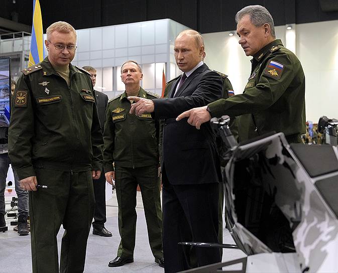 Президент России Владимир Путин (в центре) и министр обороны России Сергей Шойгу (справа)