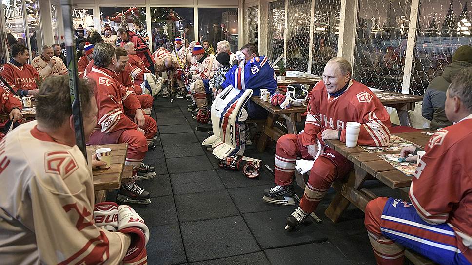 Как и против кого Владимир Путин сыграл в хоккей на Красной площади