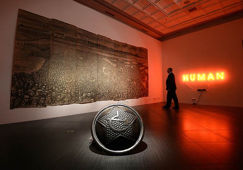 Частная память приобретает на выставке монументальное звучание — подобно форменной пуговице из инсталляции Леонида Тишкова