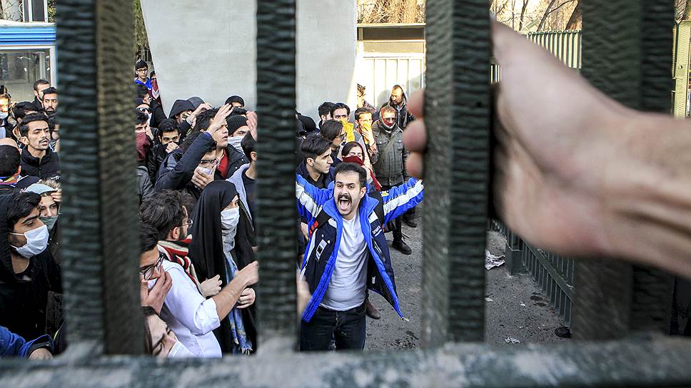 Против чего протестовали иранцы