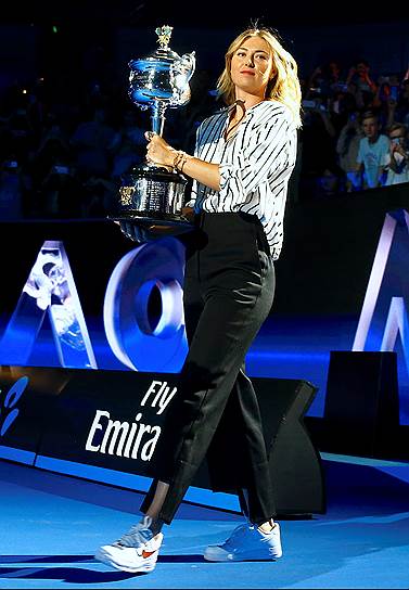 Десять лет назад Мария Шарапова завоевала чемпионский трофей, вручающийся победительнице Australian Open. А вчера она презентовала его на церемонии жеребьевки