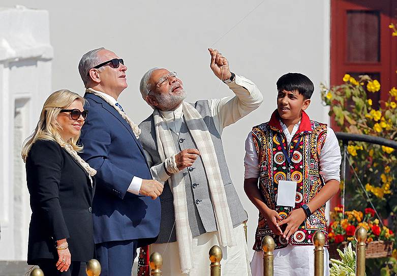 Премьер-министр Индии Нарендра Моди (второй справа) готов вывести сотрудничество с Израилем (второй слева — премьер Биньямин Нетаньяху) на новый уровень