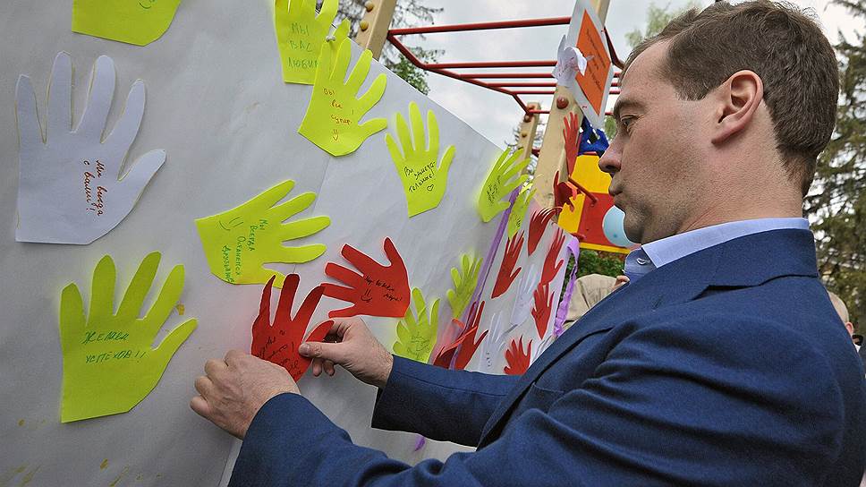 Премьер-министр Дмитрий Медведев объявил о том, что Белый дом потратится на ясли, чтобы помочь молодым матерям вернуться на работу