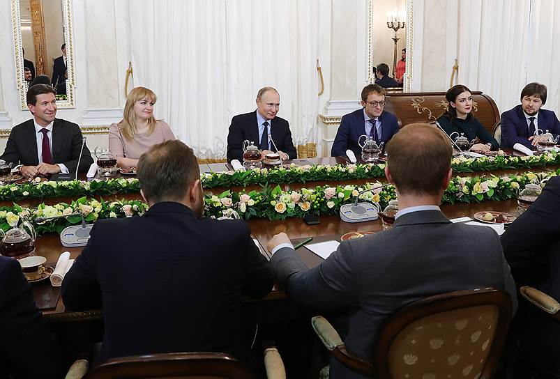 Владимир Путин выслушал несколько рассказов о том, как складывалась жизнь «лидеров России» до начала конкурса
