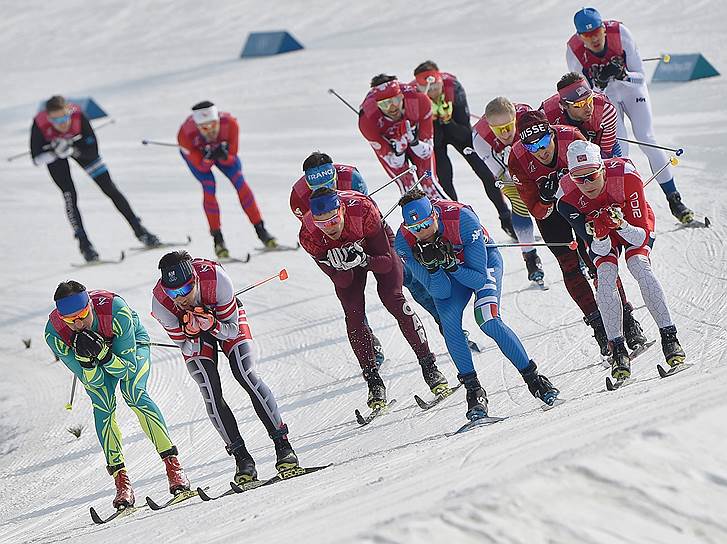 Эстафета в соревнованиях по лыжным гонкам среди мужчин в лыжном центре Альпензия