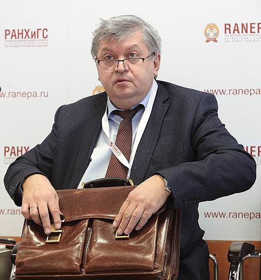 Росстат, возглавляемый Александром Суриновым, перестал учитывать прошлогоднюю прибавку к пенсиям — и падение доходов населения России остановилось