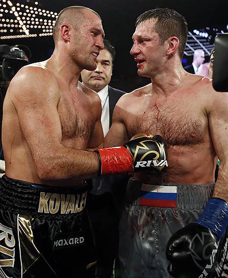 Боксеры Сергей Ковалев (слева) и Игорь Михалкин