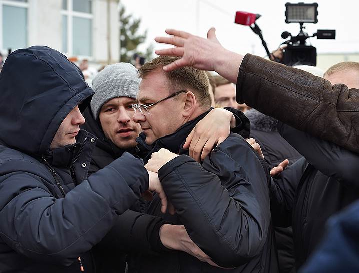 Глава Волоколамского района Евгений Гаврилов (в центре) вплотную столкнулся с протестом жителей против мусорного полигона «Ядрово»