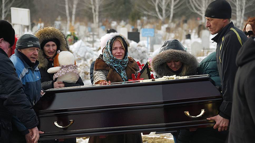 Как в Кемерово прошли первые похороны жертв пожара