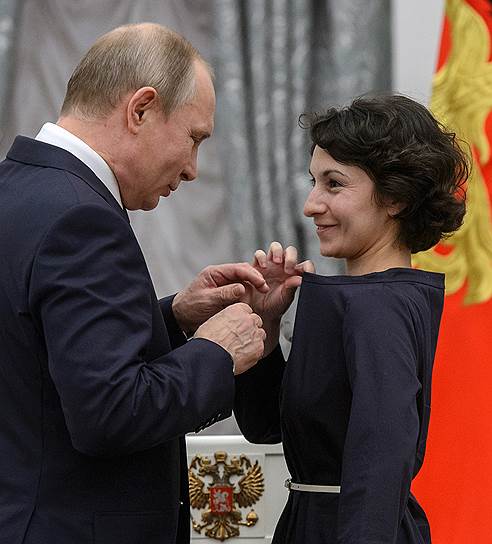 Мультипликатор Дина Великовская помогала Владимиру Путину вручить ей значок