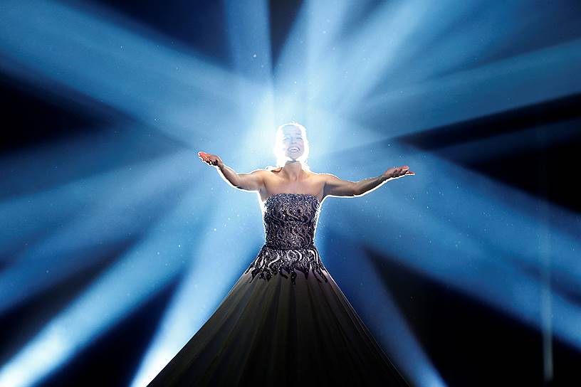 Одной из самых сильных финалисток смотрится певица не эстрадная, но оперная — эстонка Элина Нечаева