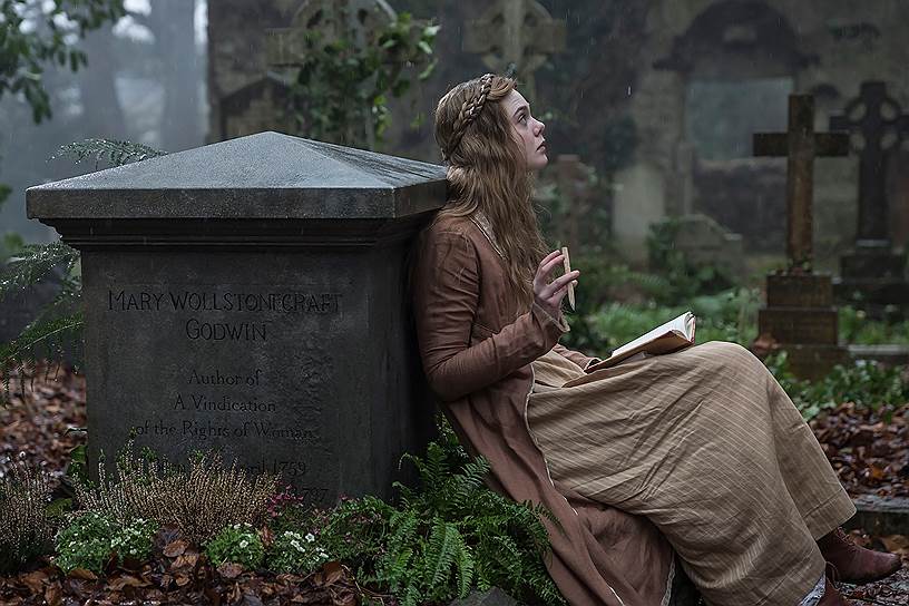 Тихие кладбищенские грезы приводят Мэри Шелли (Эль Фэннинг) к шумной славе писательницы и протофеминистки