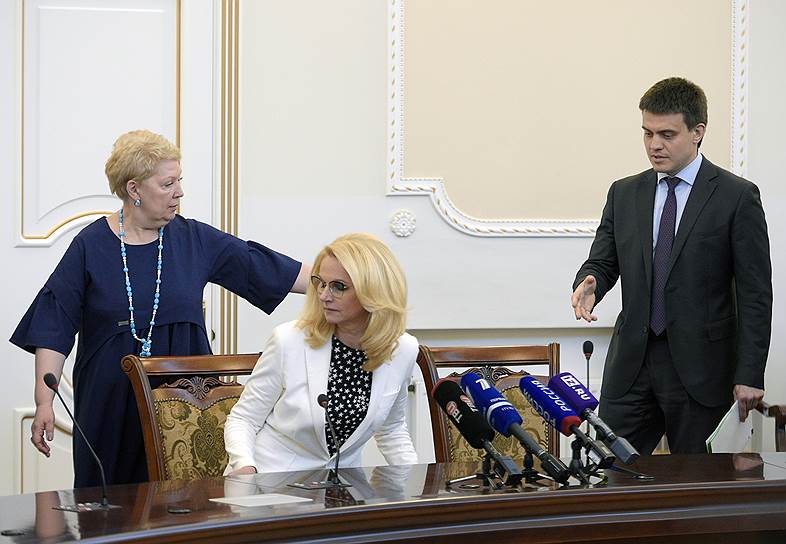 Татьяна Голикова (в центре) помогла поделить образование Ольге Васильевой и Михаилу Котюкову