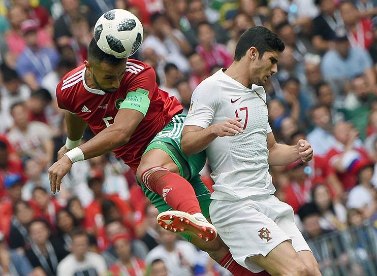 Игрок сборной Португалии Гонсалу (справа) и игрок сборной Марокко Меди Бенатиа