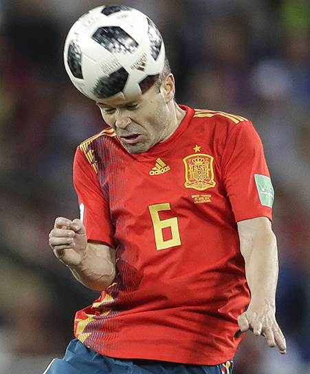 На этом чемпионате мира сборная Испании пока не показывала игру, достойную своего звездного состава (на фото — Андрес Иньеста)