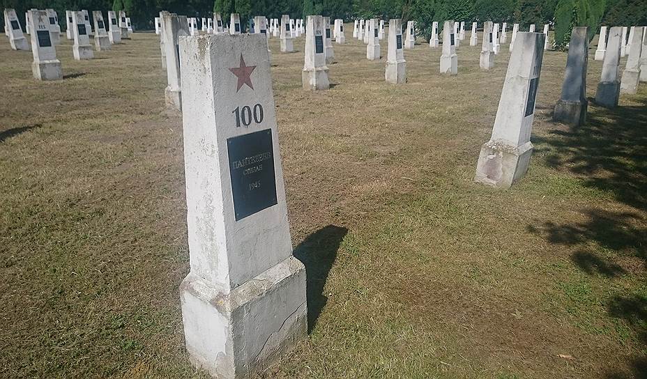 На кладбище Советской Армии в Эльблонге похоронены 2731 солдат 2-го Белорусского фронта. Польская сторона постепенно обновляет доски с именами солдат на бетонных обелисках