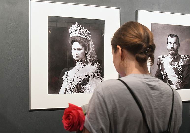 Николай II и его семья предстали на выставке в хорошо известных фотографиях