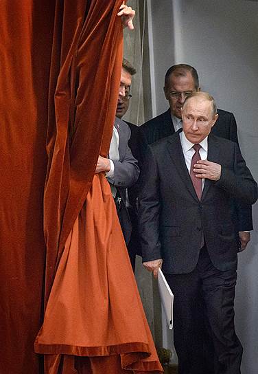 Владимир Путин не спешил показаться перед послами