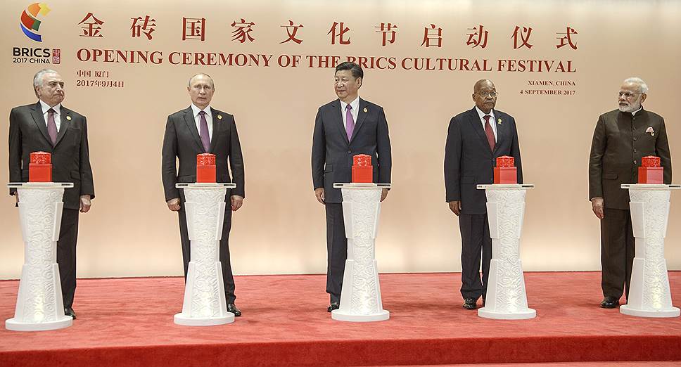 За год, прошедший с саммита БРИКС в Китае, страны—члены блока менее сплоченными не стали, даже несмотря на вынужденную отставку президента ЮАР Джейкоба Зумы (второй справа)