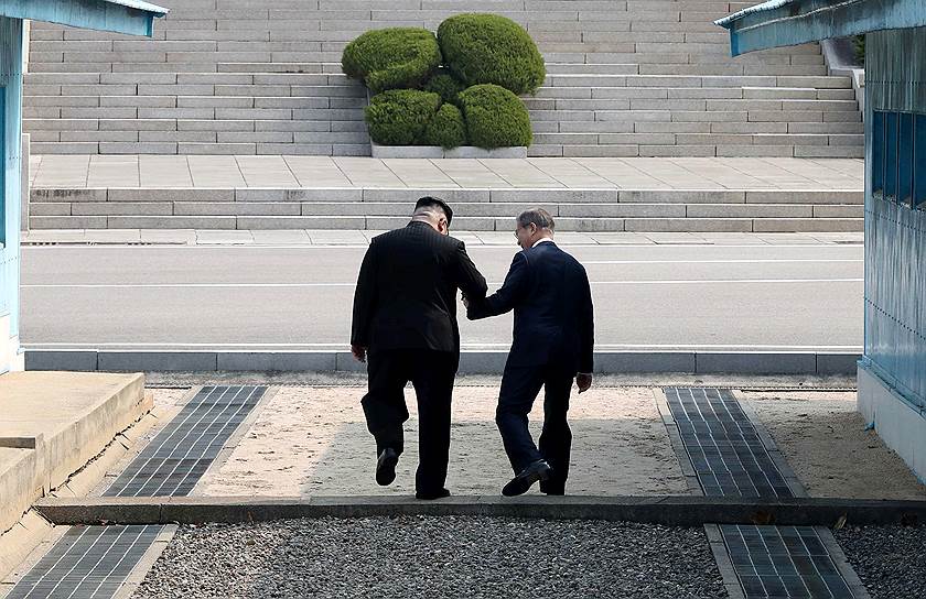 Лидер КНДР Ким Чен Ын и президент Южной Кореи Мун Чжэ Ин 