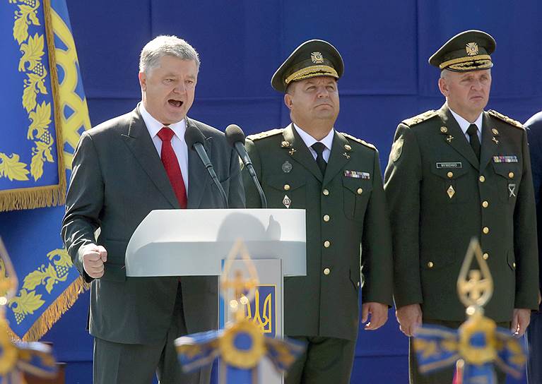 Президент Украины Петр Порошенко (слева) и министр обороны Украины Степан Полторак (в центре)