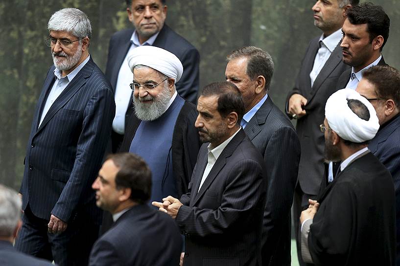 Призывы президента Ирана Хасана Роухани (второй слева) к единству на депутатов не подействовали — они по-прежнему добиваются его смещения