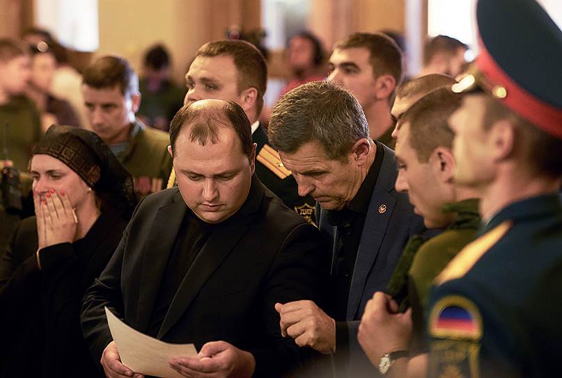 Исполняющий обязанности главы ДНР Дмитрий Трапезников (в центре)