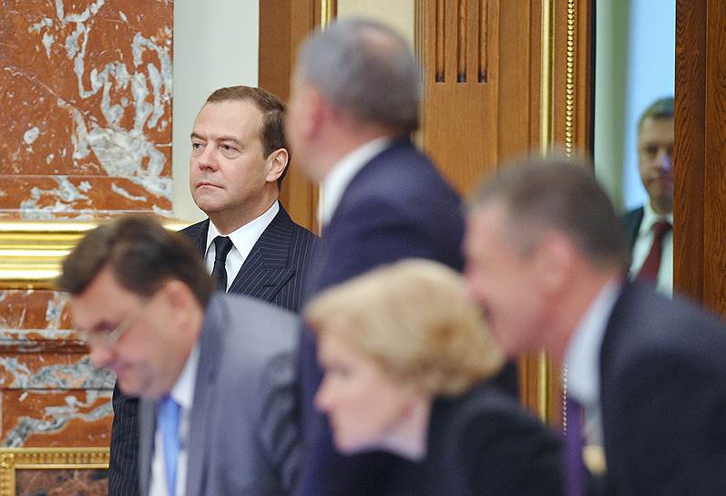 Новые расходы бюджета по поручениям премьер-министра Дмитрия Медведева почти втрое выше президентских