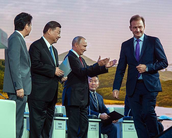 Лидеры пяти стран с воодушевлением встретили появление на сцене Сергея Брилева