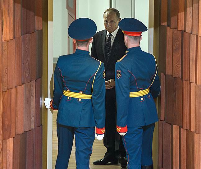 Когда солдаты роты почетного караула открыли двери, они неожиданно увидели Владимира Путина, который стоял прямо перед ними и, казалось, даже прислушивался к тому, что за этими дверями происходило