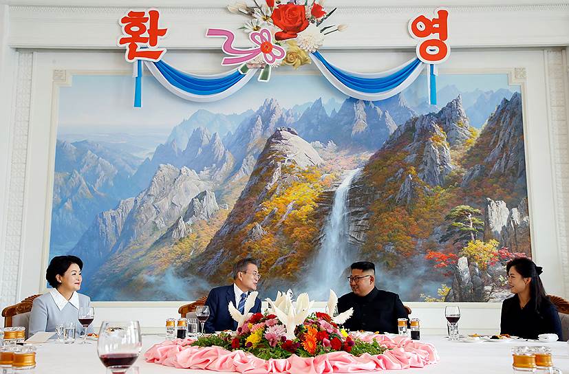 Демонстрируя единство корейского народа, лидеры Южной и Северной Кореи Мун Чжэ Ин и Ким Чен Ын решили завершить свой саммит восхождением на спящий вулкан Пэкту — священное для корейцев место (на картине)