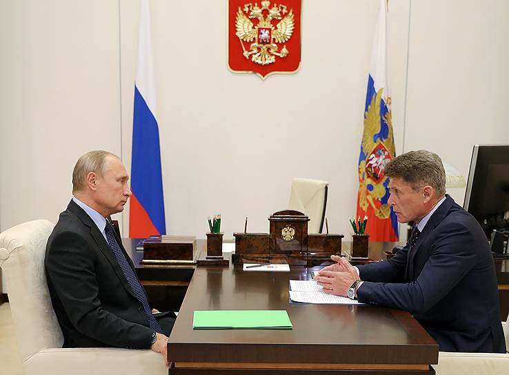 Президент РФ Владимир Путин и губернатор Сахалинской области Олег Кожемяко (справа)
