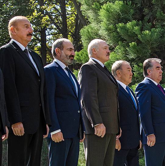 Президент Азербайджана Ильхам Алиев и премьер-министр Армении Никол Пашинян в конце церемонии фотографирования выглядели как неродные. Чего не скажешь о предыдущих полутора минутах