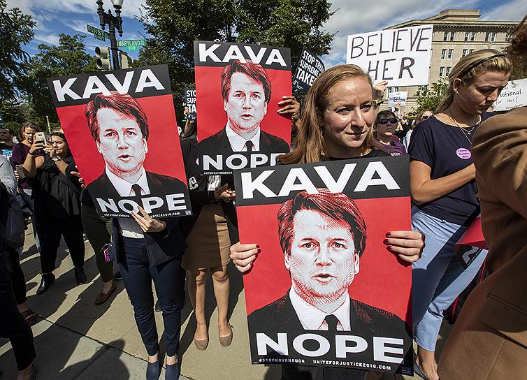 Кандидат в члены Верховного суда США Бретт Кавано (на плакате) может дорого заплатить за то, что в школьные и студенческие годы приставал к девушкам